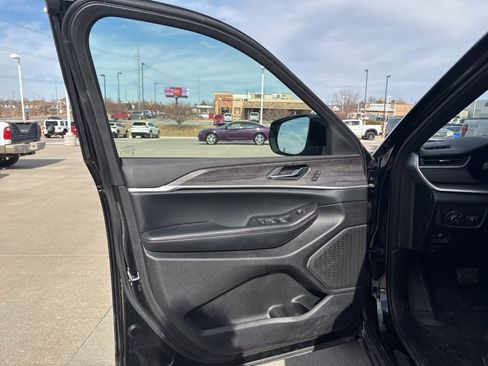 Used 2024 Jeep Grand Cherokee L Limited w/ Luxury Tech Group II image 9