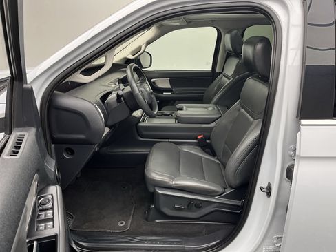 Certified 2025 Ford Expedition Active AWD/4WD image 3