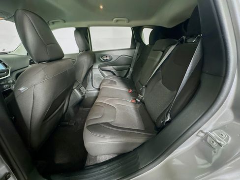Used 2019 Jeep Cherokee Latitude w/ Popular Appearance Group AWD/4WD image 28