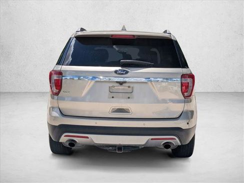 Used 2017 Ford Explorer XLT w/ Equipment Group 201A FWD image 5