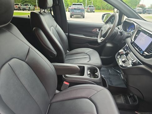 Used 2025 Chrysler Pacifica Select FWD image 10