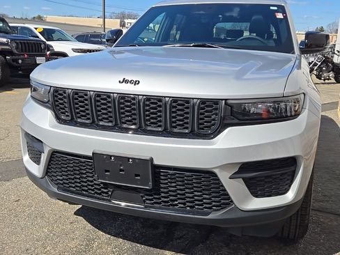 Certified 2025 Jeep Grand Cherokee Altitude image 3