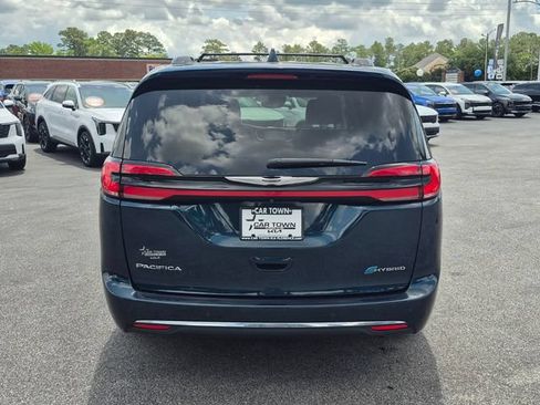 Used 2022 Chrysler Pacifica Touring-L FWD image 3