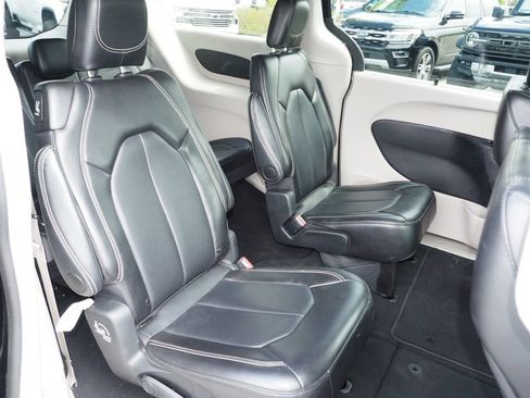 Used 2024 Chrysler Pacifica Touring-L FWD image 18