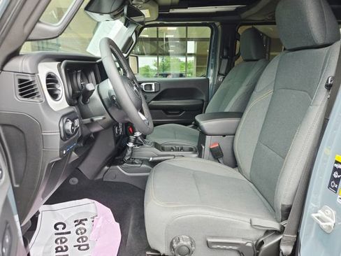 Used 2025 Jeep Wrangler Unlimited Sahara w/ Safety Group AWD/4WD image 18