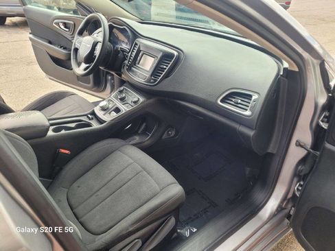 Used 2016 Chrysler 200 Limited image 10