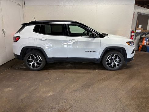 Used 2025 Jeep Compass Limited AWD/4WD image 4