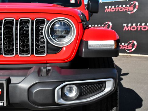 Used 2025 Jeep Wrangler Sahara image 11