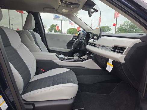 Used 2025 Mitsubishi Outlander SE FWD image 24