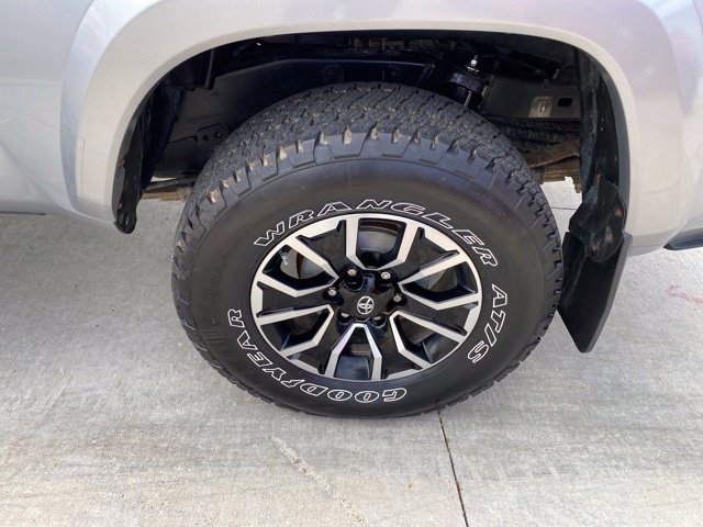Used 2020 Toyota Tacoma TRD Sport w/ TRD Premium Sport Package AWD/4WD image 12