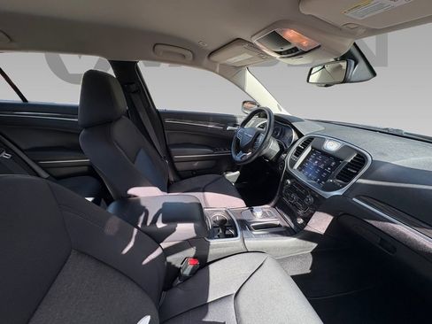 Used 2019 Chrysler 300 Touring w/ Chrome Appearance Package image 9