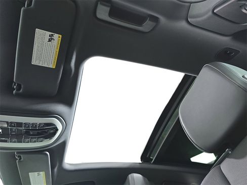 Certified 2025 Porsche Macan image 28