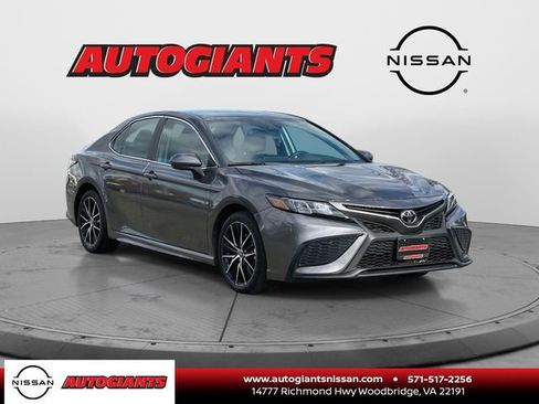 Used 2024 Toyota Camry SE image 1