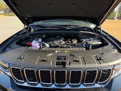 New 2025 Jeep Grand Cherokee Laredo X w/ Luxury Tech Group I image 32