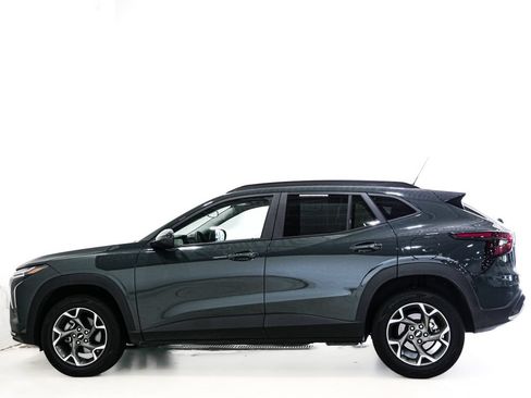 Used 2025 Chevrolet Trax LT FWD image 5