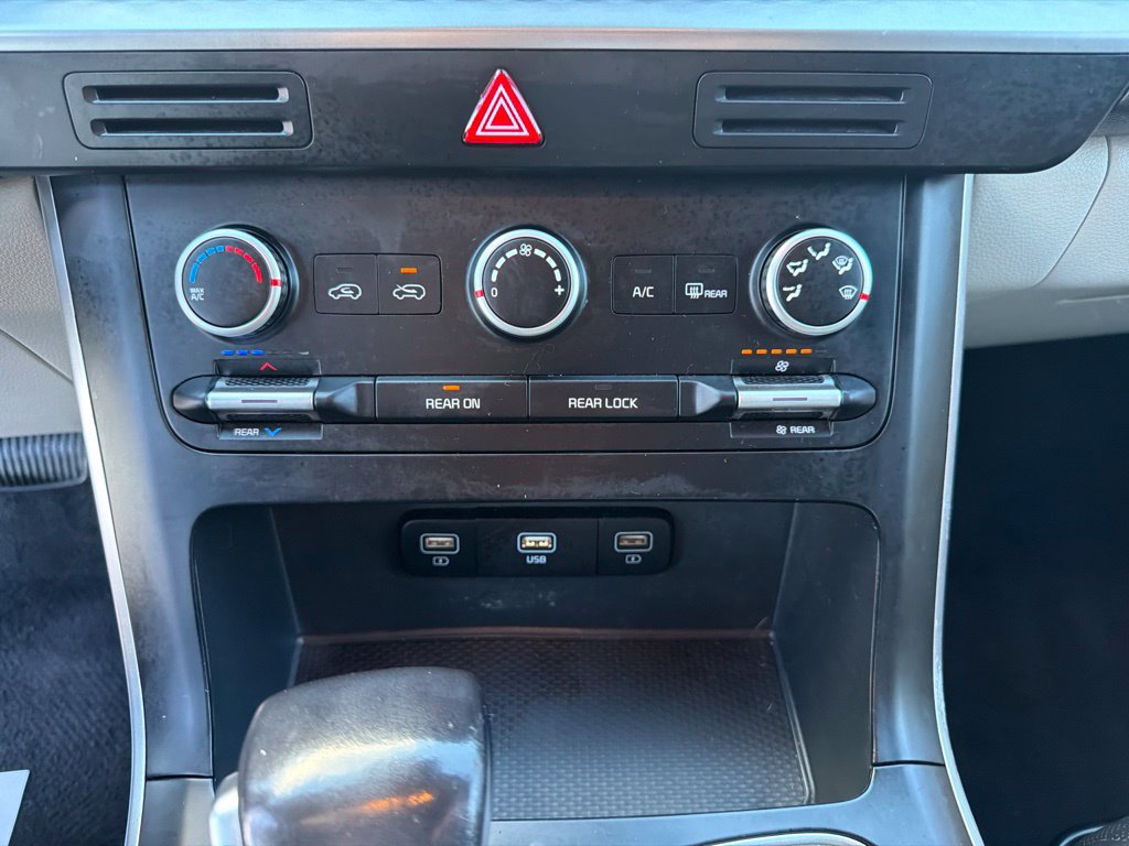 Used 2022 Kia Carnival LX FWD image 16
