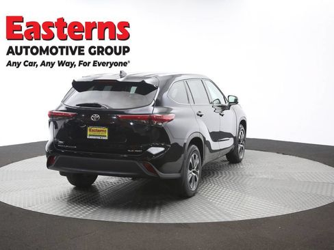 Used 2021 Toyota Highlander XLE AWD/4WD image 41