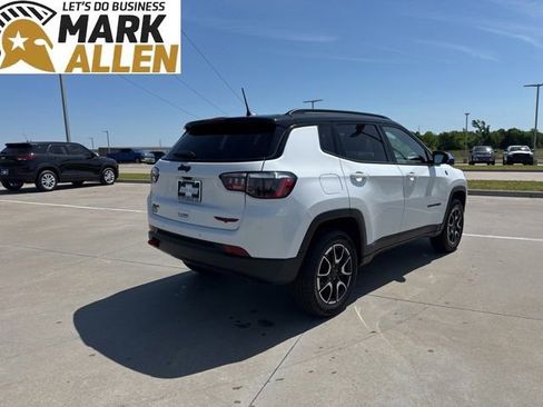 Used 2025 Jeep Compass Trailhawk AWD/4WD image 5
