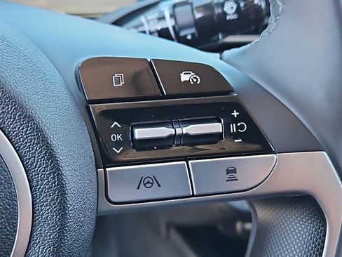 Used 2024 Hyundai Elantra Limited image 24