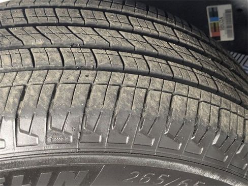 Used 2025 Nissan Frontier SV image 9