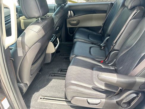 Used 2025 Kia Carnival FWD image 25