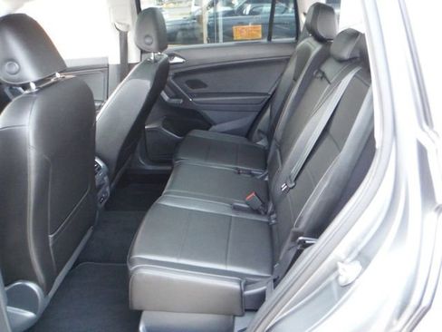 Used 2018 Volkswagen Tiguan SEL AWD/4WD image 40