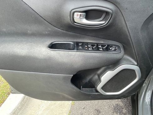 Used 2021 Jeep Renegade Latitude FWD image 12