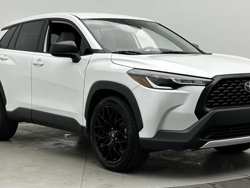 Used 2022 Toyota Corolla Cross L image 3