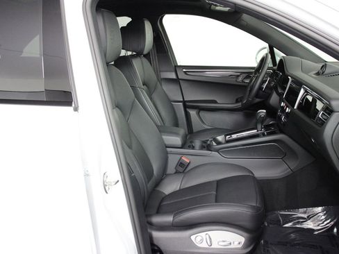 Certified 2025 Porsche Macan S image 31