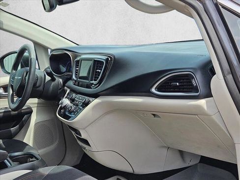 Used 2018 Chrysler Pacifica Touring Plus image 16