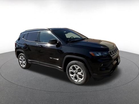 Used 2025 Jeep Compass Latitude AWD/4WD image 2
