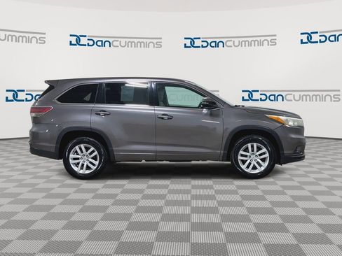 Used 2015 Toyota Highlander LE FWD image 2
