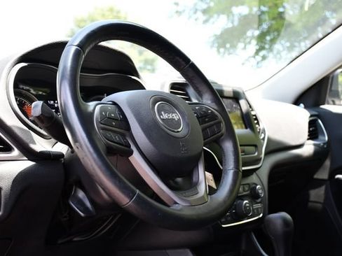 Used 2019 Jeep Cherokee Latitude w/ Cold Weather Group AWD/4WD image 10