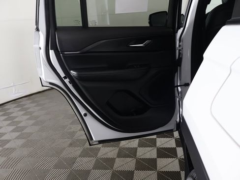 Used 2024 Jeep Grand Cherokee Altitude image 24