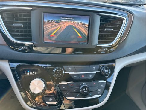 Used 2023 Chrysler Voyager LX image 12