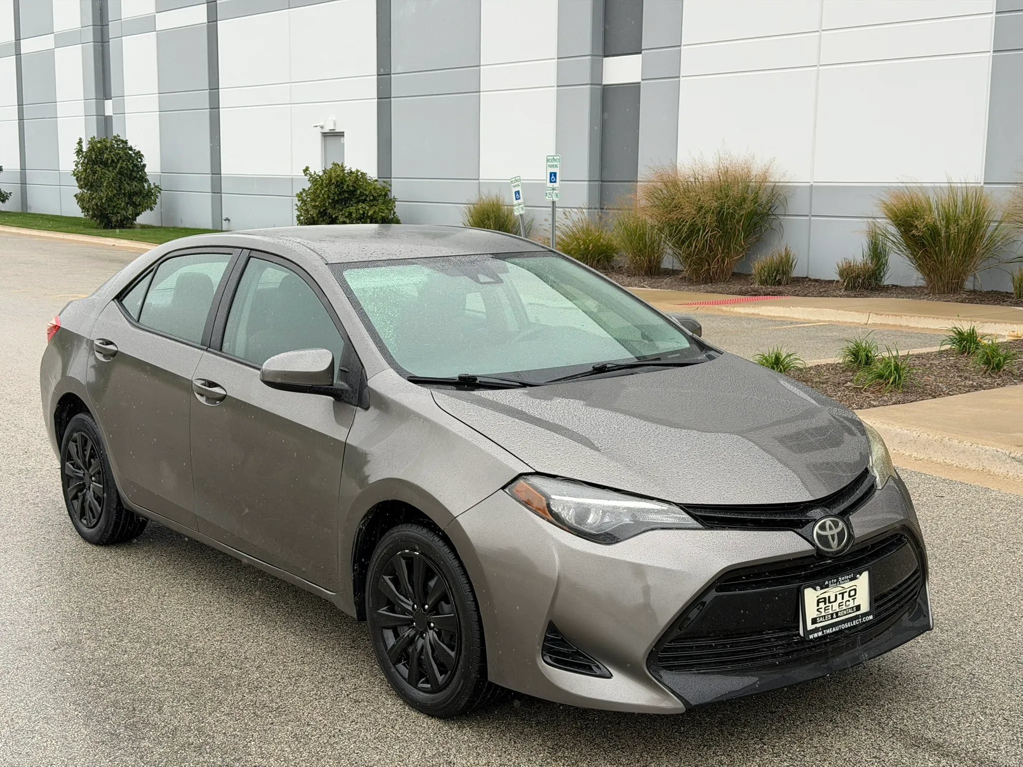 Used 2017 Toyota Corolla LE FWD image 3