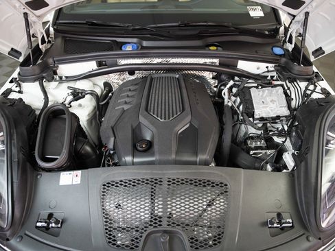 Certified 2024 Porsche Macan image 23