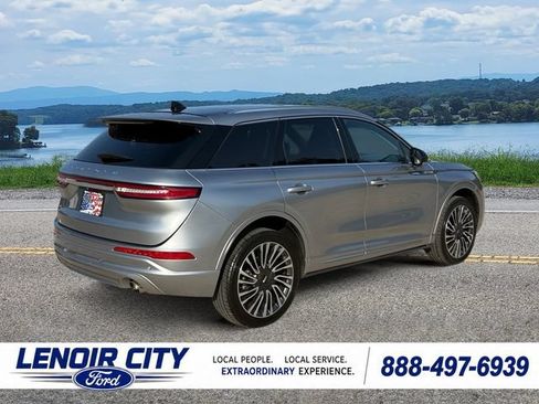 Used 2022 Lincoln Corsair AWD w/ Premium Package image 3