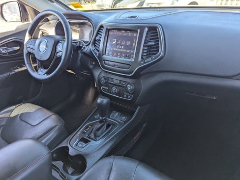 Used 2019 Jeep Cherokee Trailhawk image 12