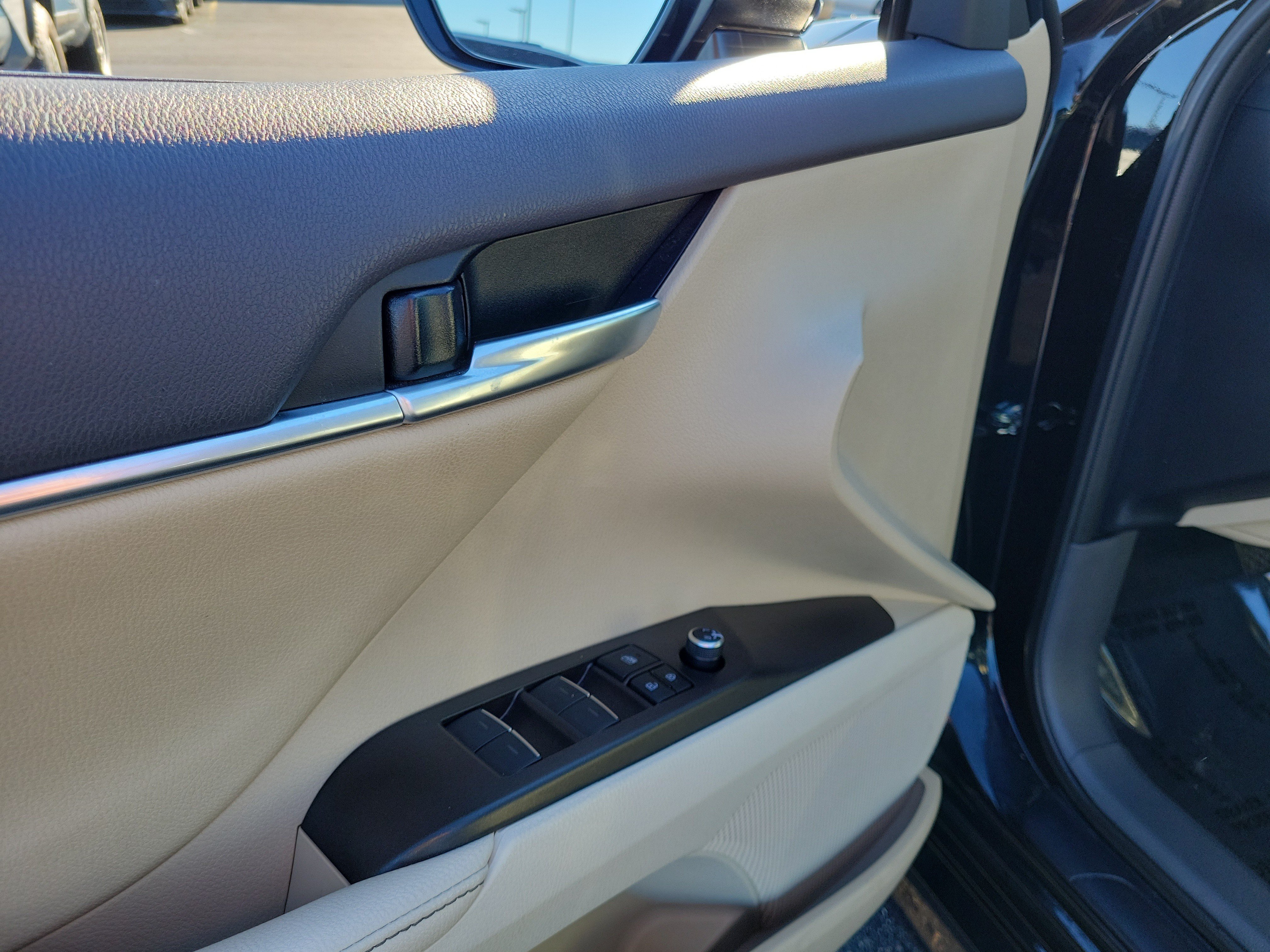 Used 2024 Toyota Camry XLE w/ Navigation Package FWD image 18