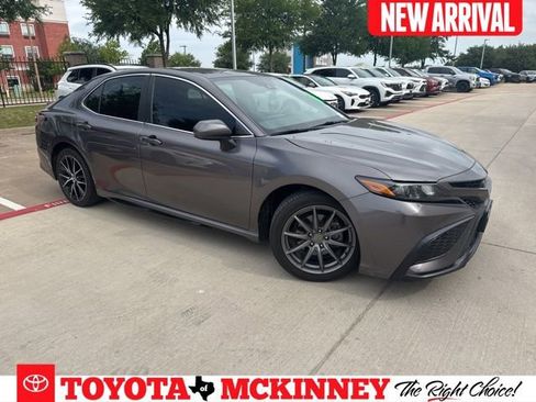 Used 2021 Toyota Camry SE image 1