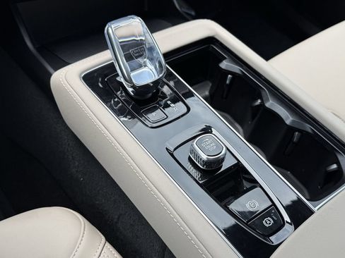 Certified 2025 Volvo XC90 B5 Core AWD/4WD image 32