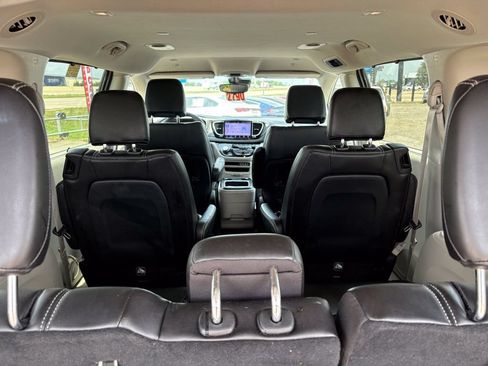 Used 2023 Chrysler Pacifica Touring-L FWD image 16