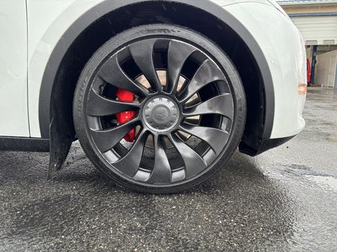 Used 2022 Tesla Model Y Performance AWD/4WD image 9