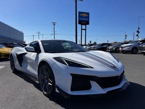 Used 2025 Chevrolet Corvette Z06 RWD image 3