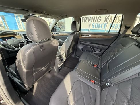 Used 2024 Volkswagen Atlas SE image 28