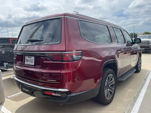 Used 2024 Jeep Wagoneer L Series II w/ Flexible Seating Group RWD image 4