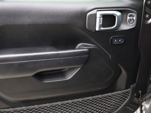 Used 2021 Jeep Gladiator Willys image 17