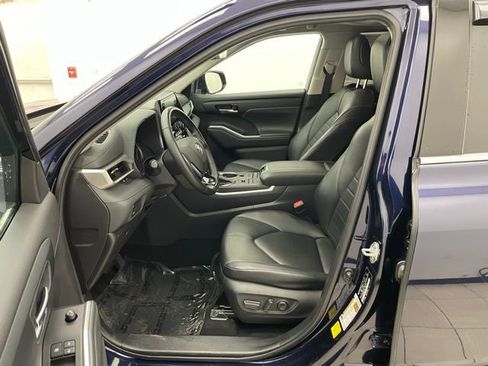 Used 2021 Toyota Highlander XLE AWD/4WD image 9