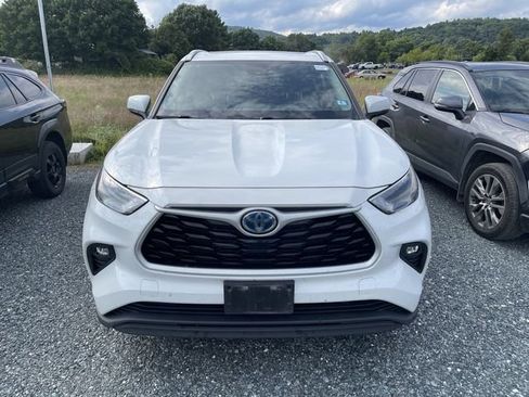 Used 2022 Toyota Highlander XLE AWD/4WD image 2